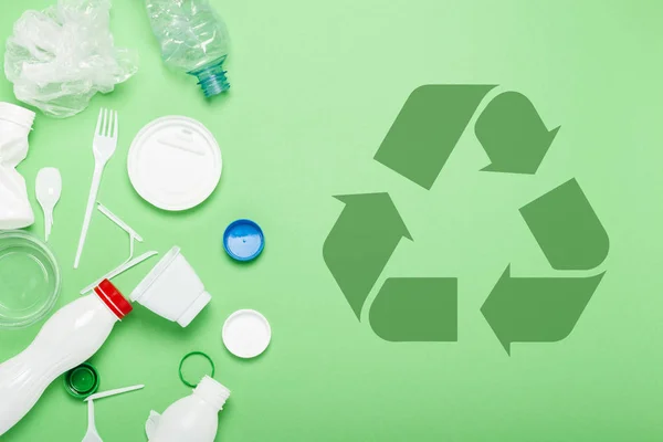 Συλλογή σκουπιδιών, πλαστικό σε πράσινο φόντο. Έννοια στάση πλαστικό, ανακύκλωση, χωριστή συλλογή των σκουπιδιών. Επίπεδη όψη, κορυφή θέα — Φωτογραφία Αρχείου