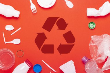Kırmızı arka planda plastik atık toplama. Kavram plastik geri dönüşüm çöp durdurmak. Düz döşeme, üst görünüm