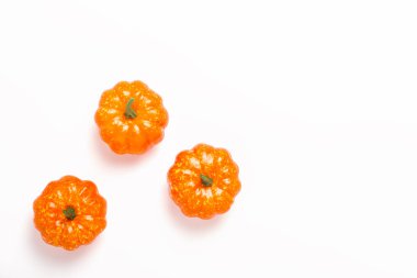 Beyaz arka planda dekoratif kabaklar. Cadılar Bayramı konsepti, hasat, sonbahar. Düz döşeme, üst görünüm