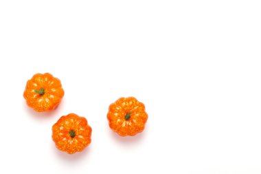 Beyaz arka planda dekoratif kabaklar. Cadılar Bayramı konsepti, hasat, sonbahar. Düz döşeme, üst görünüm