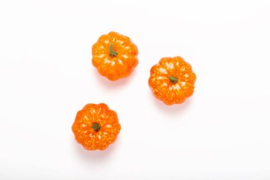 Beyaz arka planda dekoratif kabaklar. Cadılar Bayramı konsepti, hasat, sonbahar. Düz döşeme, üst görünüm