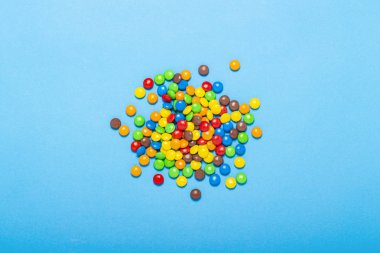 Renkli şekerler arka plan, kopya alanı. Çok renkli sır dragee fındık. Pasta dekorasyonu yayan tatlı şekerler. Renkli kaplı şeker yığını. Tatlılar doku, desen. Üst görünüm, düz yatıyordu