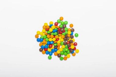 Beyaz arka plan üzerinde izole renkli çikolata şeker hapları. Üstten Görünüm