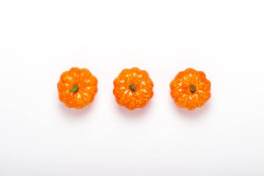 Beyaz arka planda dekoratif kabaklar. Cadılar Bayramı konsepti, hasat, sonbahar. Düz döşeme, üst görünüm