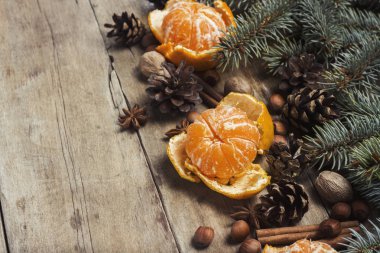 Mandalina, Christmas dalları, koniler, baharat ahşap arka plan ağaç. Yeni yıl ve Noel, Noel içki Mulled şarap kavramı.