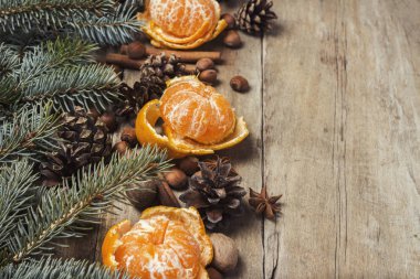 Mandalina, Christmas dalları, koniler, baharat ahşap arka plan ağaç. Yeni yıl ve Noel, Noel içki Mulled şarap kavramı.