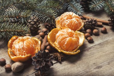 Mandalina, Christmas dalları, koniler, baharat ahşap arka plan ağaç. Yeni yıl ve Noel, Noel içki Mulled şarap kavramı.