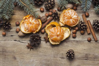 Mandalinalar, Noel ağacı dalları, koniler, ahşap bir arka plan üzerinde baharatlar. Kavramı Yeni Yıl ve Noel, Noel içki Mulled şarap. Düz döşeme, üst görünüm.