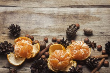 Mandalinalar, koniler, ahşap zemin üzerine baharatlar. Kavramı Yeni Yıl ve Noel, Noel içki Mulled şarap. Düz döşeme, üst görünüm.