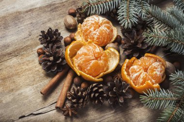 Mandalina, Christmas dalları, koniler, baharat ahşap arka plan ağaç. Yeni yıl ve Noel, Noel içki Mulled şarap kavramı.