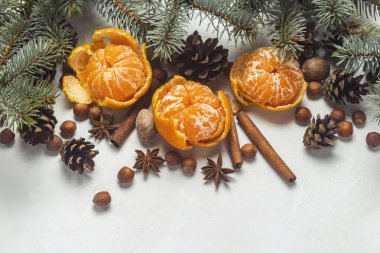 Mandalina kabuğu, Noel ağaç dalları, baharat, tarçın, koni beyaz taş zemin üzerine olmadan. Noel, yeni yıl, Mulled şarap kavramı. Düz yatıyordu, en iyi görünümü.