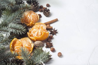 Mandalina kabuğu, Noel ağaç dalları, baharat, tarçın, koni beyaz taş zemin üzerine olmadan. Noel, yeni yıl, Mulled şarap kavramı.