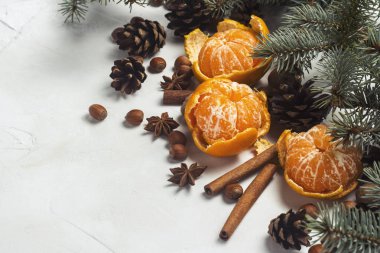 Mandalina kabuğu, Noel ağaç dalları, baharat, tarçın, koni beyaz taş zemin üzerine olmadan. Noel, yeni yıl, Mulled şarap kavramı.