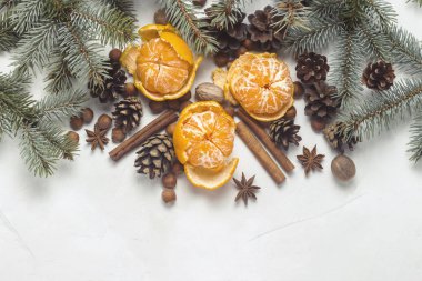 Mandalina kabuğu, Noel ağaç dalları, baharat, tarçın, koni beyaz taş zemin üzerine olmadan. Noel, yeni yıl, Mulled şarap kavramı. Düz yatıyordu, en iyi görünümü.