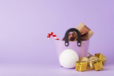 Alışveriş, hediye kutuları, küçük plastik torba kalp bir sopa, Noel süsleri, menekşe arka plan. Öncesi tatil alışveriş, Noel satış, siyah Cuma Cyber Pazartesi kavramı