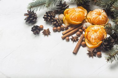 Mandalina, Noel ağaç dalları, baharat, tarçın, koni beyaz taş zemin üzerine. Noel, yeni yıl, Mulled şarap, kış, tatil kavramı.