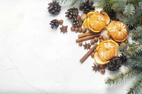 Mandarins, Christmas tree branches, spices, cinnamon, cones on a white stone background. Concept of Christmas, New Year, Mulled Wine, Winter, Holidays. — Stock Photo, Image