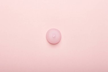 Pembe bir arka plan üzerinde adet fincan. Adet kavramı. Düz yatıyordu, üst