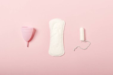 Adet fincan, sıhhi ped ve pembe bir arka plan üzerinde bez. Adet kavramı, kadınhijyen ürünleri arasında seçim. Düz yatıyordu, üst