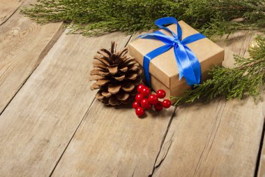 Hediyeler ve Noel süslemeleri, tahta arka planda Noel ağacı dalları. Noel konsepti, kış tatili, yeni yıl. Düz yatış, üst görünüm