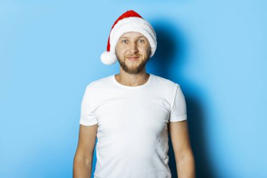 Mavi arka planda Noel Baba şapkalı bir adam. Kazanma kavramı