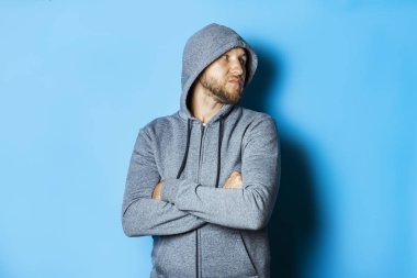 Sakallı ve mavi kapüşonlu bir adam.