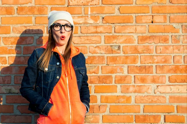 Muchacha Sorprendida Gafas Sombrero Ligero Toma Mano Una Sudadera Vestida — Foto de Stock