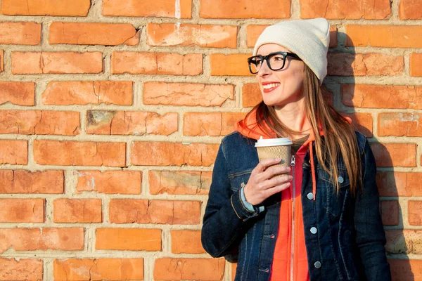 Junge Lächelnde Frau Mit Brille Die Vor Backsteinmauer Zur Seite — Stockfoto