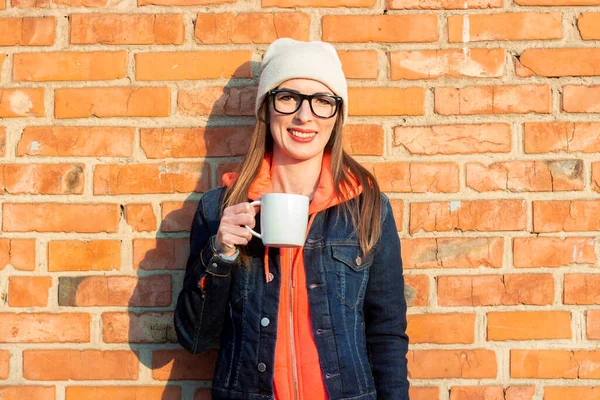 Mulher Sorridente Jovem Óculos Segurando Uma Xícara Branca Fundo Parede — Fotografia de Stock
