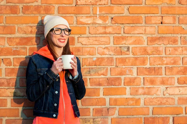 Eine Junge Lächelnde Frau Mit Brille Und Weißer Tasse Vor — Stockfoto