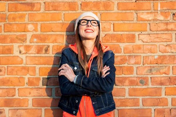 Brazos Mujer Joven Cruzados Mirando Parte Superior Las Gafas Fondo — Foto de Stock