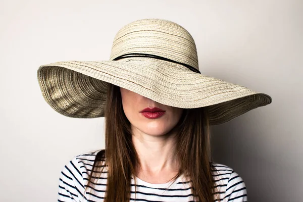 帽子をかぶった若い女性 顔は帽子で覆われている ファッションスタジオの肖像画 — ストック写真