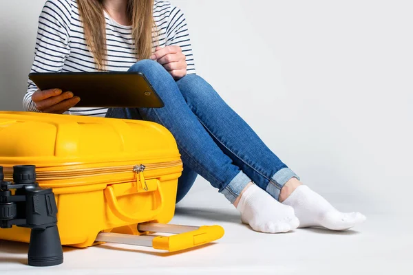 Junge Touristin Sitzt Mit Tablet Der Nähe Eines Gelben Koffers — Stockfoto