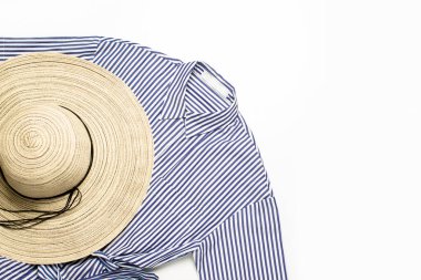 Beyaz arka planda güzel bir kadın şapkası ve elbise. Uzayı kopyala, düzleştir, yatır.