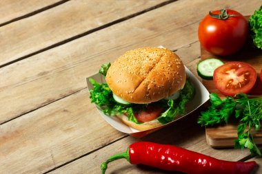 Ahşap bir arka planda kesme tahtasındaki sebzeler. Yemek pişirmek için ürünler.