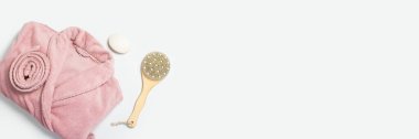 Kadın pembe bornoz, masaj fırçası, beyaz arka planda sabun. Uzayı kopyala, düz yat. Pankart.