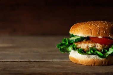 Taze iştah açıcı hamburgerle ahşap masada sığır eti..