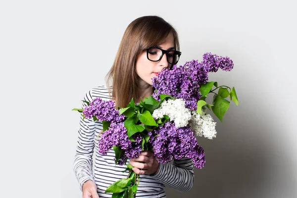 Mujer Joven Gafas Disfruta Del Aroma Ramo Lilas Sobre Fondo — Foto de Stock