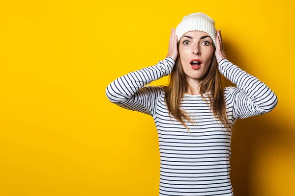 Mujer Joven Sorprendida Shock Agarrada Las Manos Cabeza Suéter Rayas — Foto de Stock