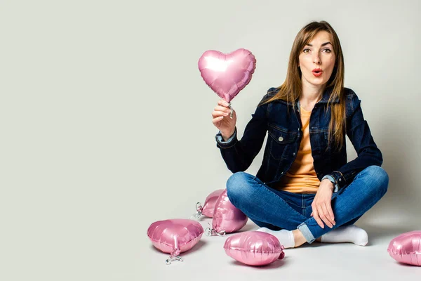 Surprise Jeune Femme Assise Les Jambes Croisées Tenant Ballon Air — Photo