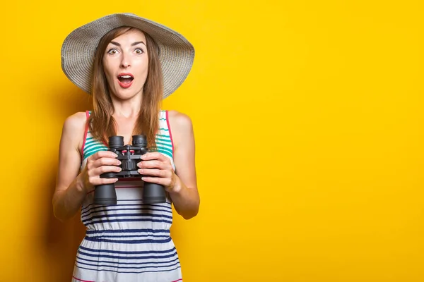 Mujer Joven Shock Sorprendida Con Sombrero Vestido Rayas Sostiene Los — Foto de Stock