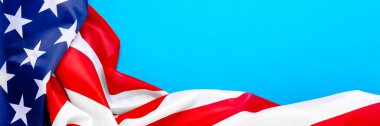 Mavi arka planda Amerikan bayrağı. Birleşik Devletler. Kavram Anma Günü, Bağımsızlık Günü, 4 Temmuz. Pankart. Düz yatış, üst görünüm.