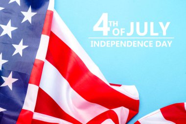 Mavi arka planda Amerikan bayrağı. Birleşik Devletler. Kavram Anma Günü, Bağımsızlık Günü, 4 Temmuz. Düz yatış, üst görünüm.