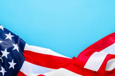 Mavi arka planda Amerikan bayrağı. Birleşik Devletler. Kavram Anma Günü, Bağımsızlık Günü, 4 Temmuz. Düz yatış, üst görünüm.