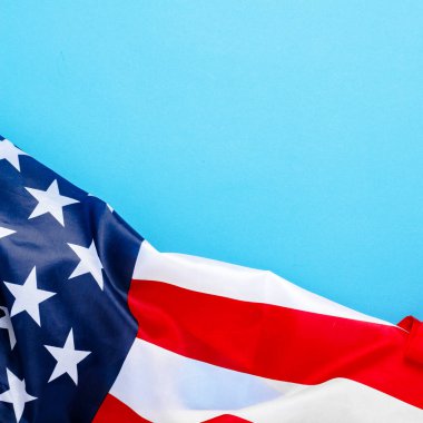 Mavi arka planda Amerikan bayrağı. Birleşik Devletler. Kavram Anma Günü, Bağımsızlık Günü, 4 Temmuz. Düz yatış, üst görünüm.