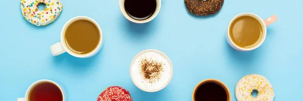 Sabrosas Rosquillas Tazas Con Bebidas Calientes Café Capuchino Sobre Fondo — Foto de Stock