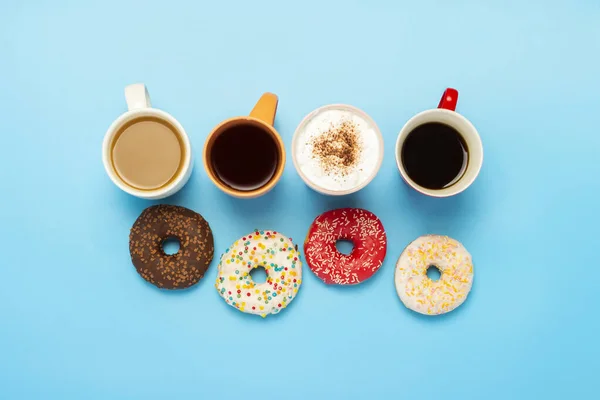 Donuts Saborosos Copos Com Bebidas Quentes Café Cappuccino Chá Fundo — Fotografia de Stock