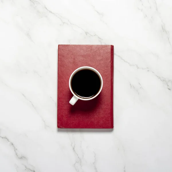 Κύπελλο Καφέ Τσάι Και Ένα Κόκκινο Βιβλίο Ένα Μαρμάρινο Τραπέζι — Φωτογραφία Αρχείου