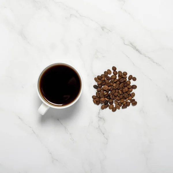 Kelyhet Kávéval Kávészemcsékkel Márványasztalon Négyzet Reggeli Fekete Kávé Kávé Éjszakára — Stock Fotó