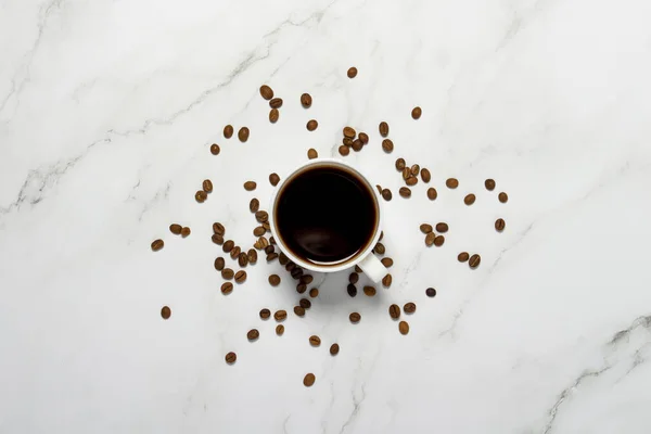 Kelyhet Kávéval Kávészemcsékkel Márványasztalon Reggeli Fekete Kávé Kávé Éjszakára Álmatlanság — Stock Fotó